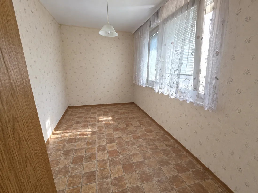 Küchenentrümpelung Klosterneuburg: leere, sauber geräumte Küche mit freiem Boden und heller Fensterfront nach Abschluss der Arbeiten durch AntikExperte