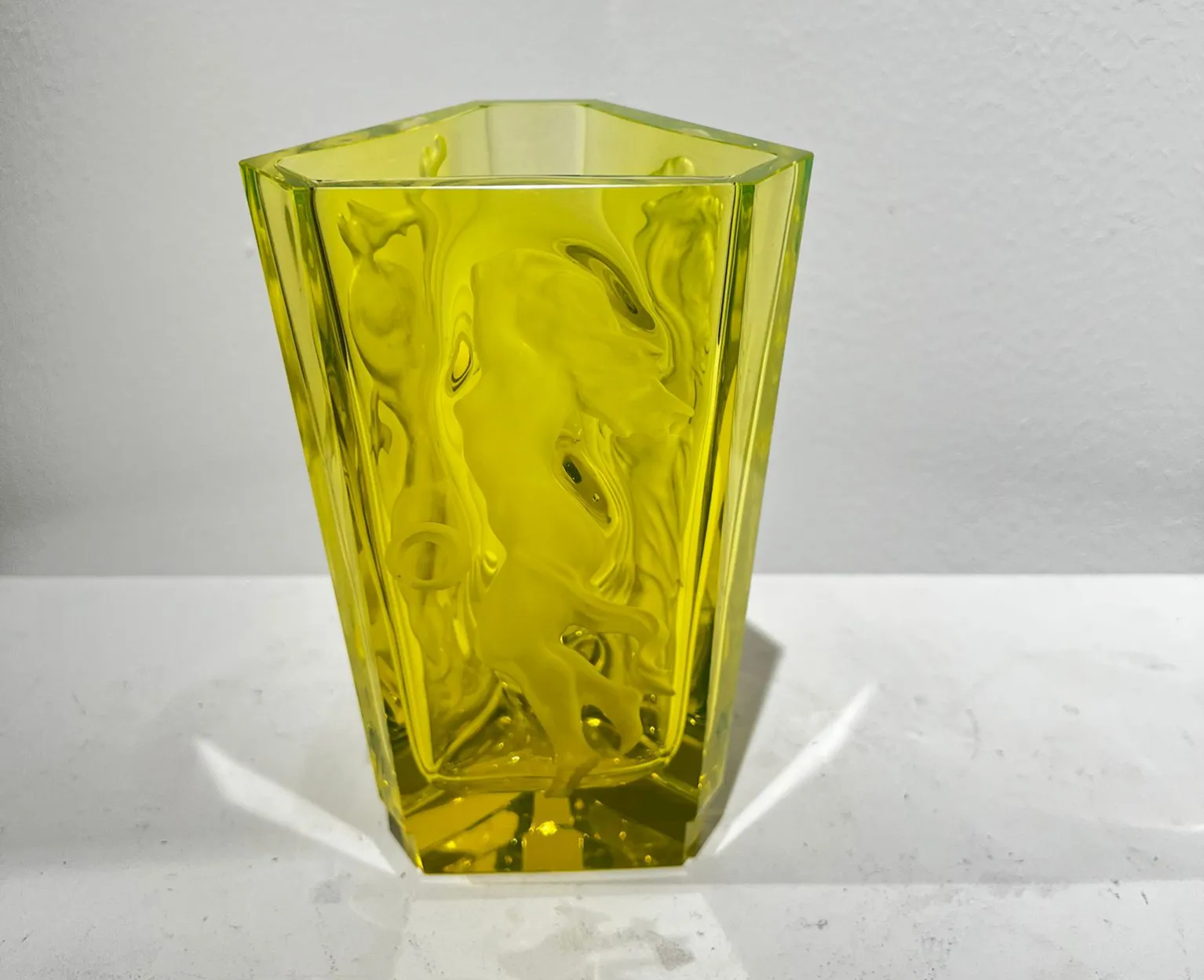 Gelbe Glasvase mit fünfeckiger, facettierter Form und plastischer Innenstruktur