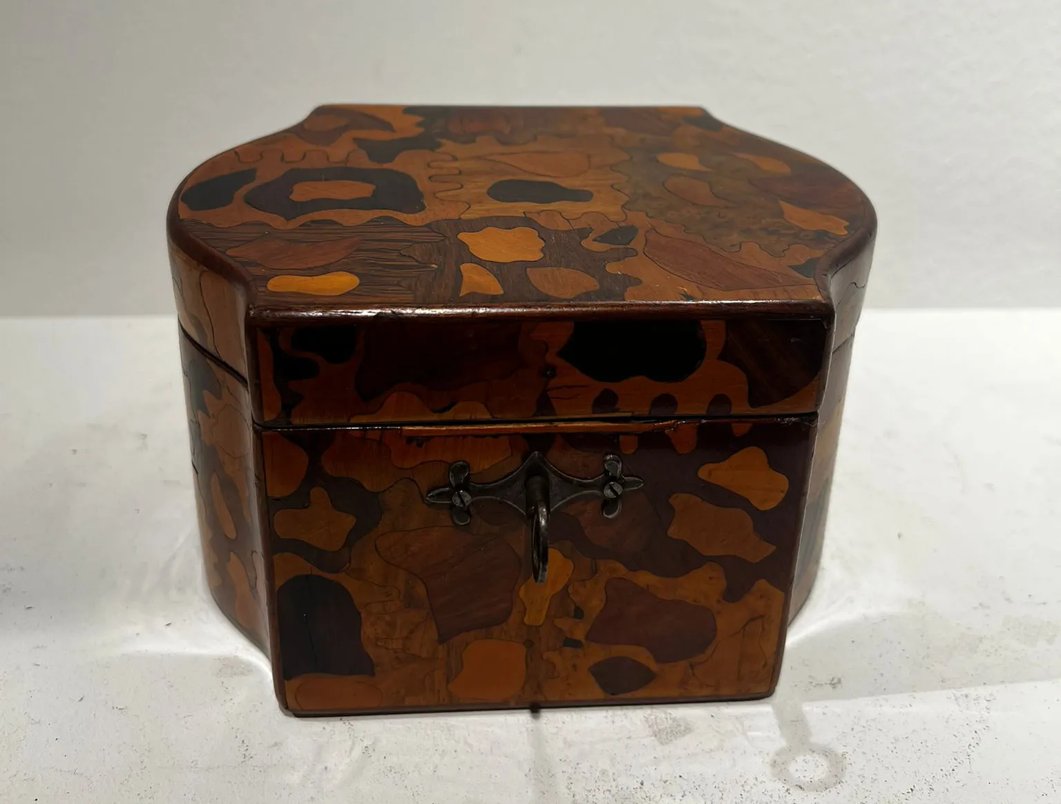 Kleine Holzschatulle mit Intarsienoptik und Metallbeschlag